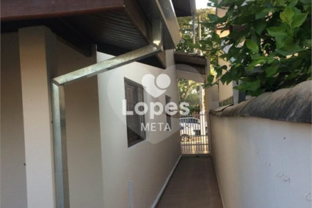 Casa à venda com 3 quartos, sendo 1 suíte, no condomínio Eldourado, São José dos Campos - SP