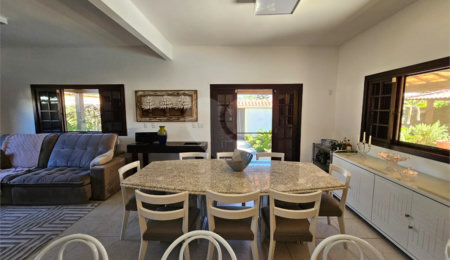 Casa em condomínio à venda com 4 quartos, sendo 1 suíte,  em Caravelas, Armação dos Búzios, RJ