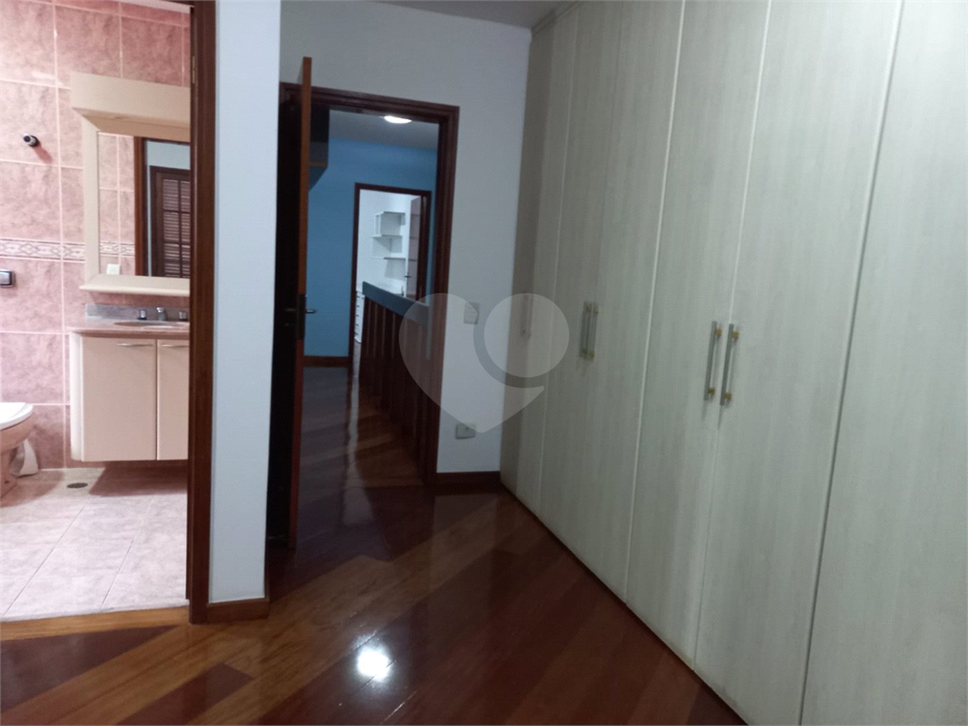 Sobrado à venda com 4 quartos, sendo 3 suítes, em Cidade São Francisco, São Paulo, SP