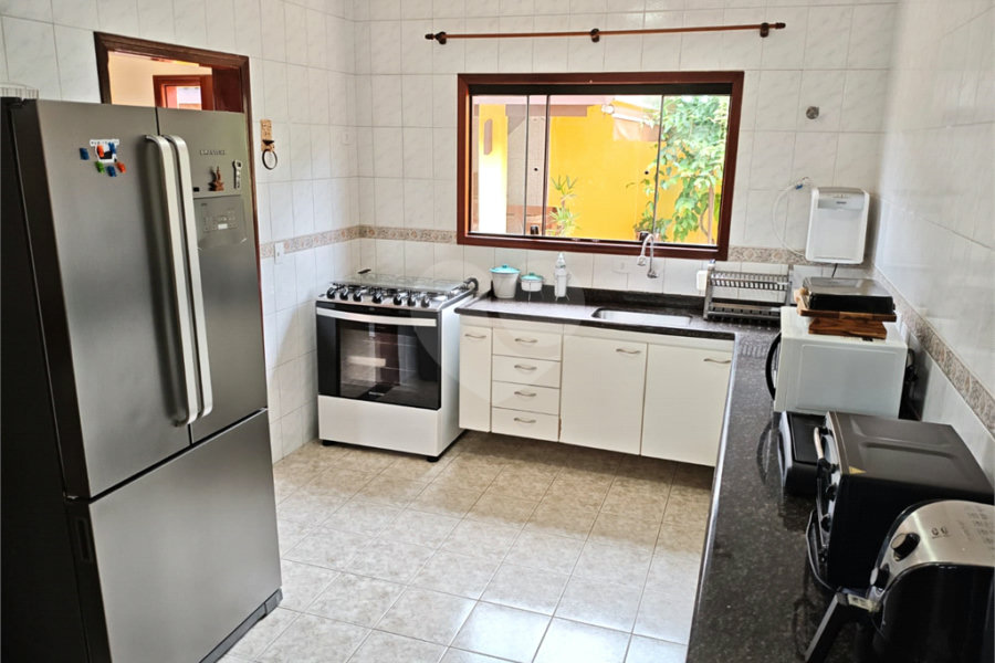 Casa à venda com 4 quartos, sendo 2 suítes,  em Country Residencial Felix, Bom Jesus dos Perdões, SP