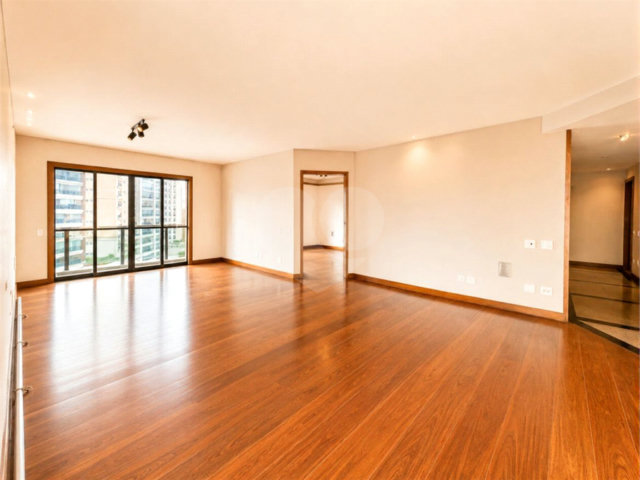 Apartamento à venda com 3 suítes em Moema, São Paulo, SP