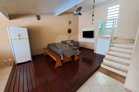 Casa à venda no Condomínio Estância Marambaia, Vinhedo | 3 suítes, piscina e terreno de 810 m²