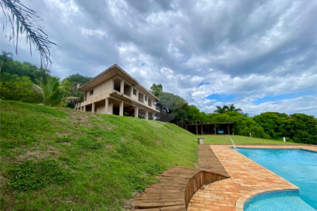 Chácara à venda no Condomínio Itaipu com chalé e vista privilegiada!