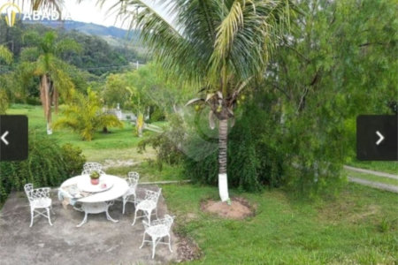 Chácara à venda ou para alugar com 4 quartos, sendo 1 suíte, em Vila Omízollo, Louveira, SP