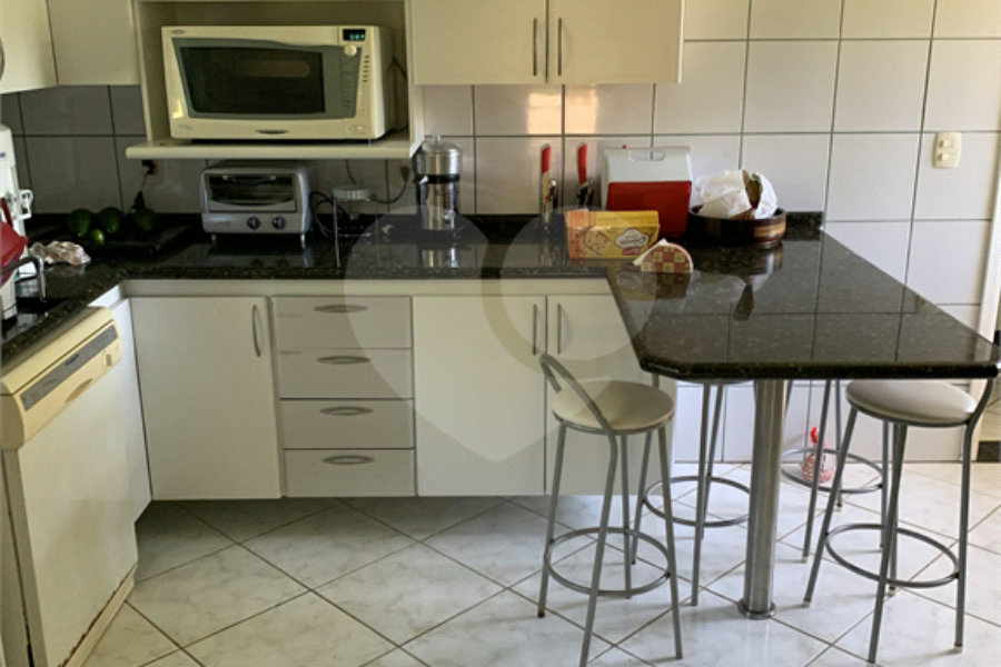 Casa à venda com 5 quartos, sendo 2 suítes, no condomínio Capela do Barreiro, Itatiba - SP