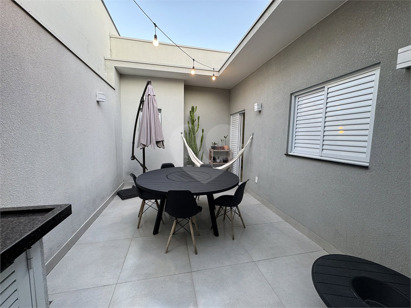 Casa à venda com 3 quartos, sendo 1 suíte, no condomínio Jardim Guarujá, Salto - SP