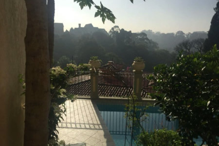 Casa à venda com 5 quartos, sendo 4 suítes, no condomínio Jardim Vitória Régia, São Paulo - SP