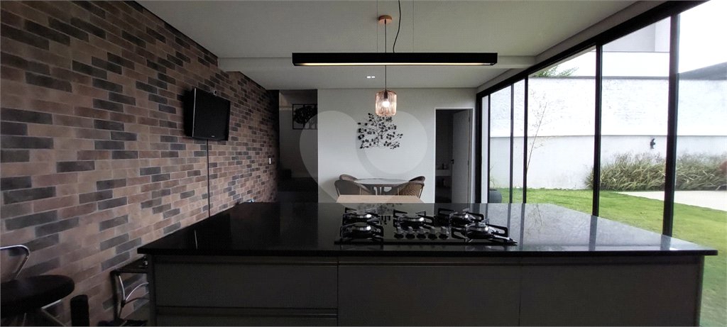 Casa à venda ou para alugar com 4 suítes no condomínio Figueira Garden, Atibaia - SP