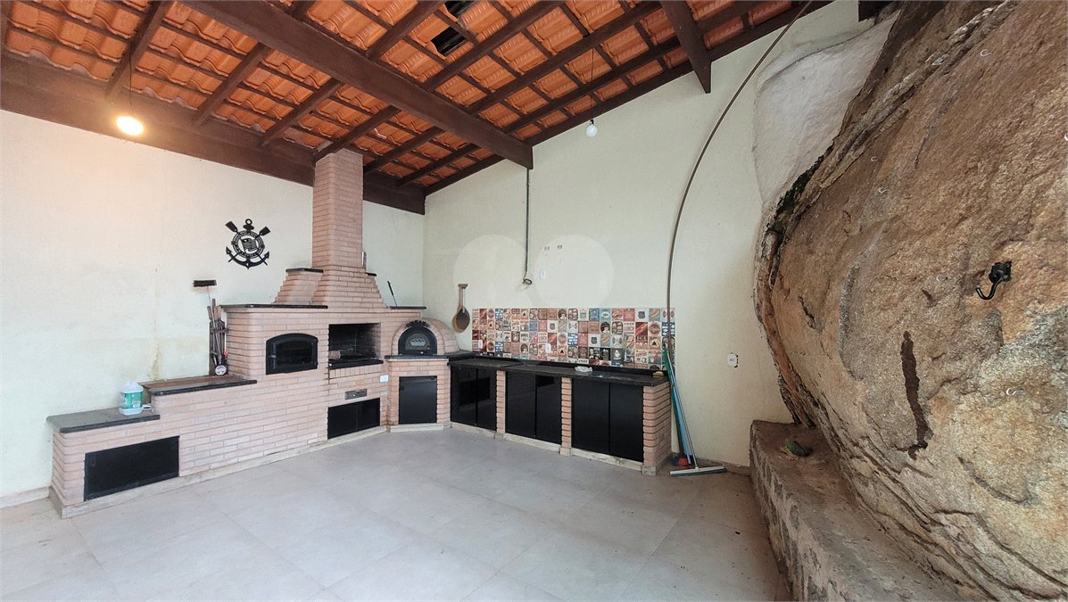 Casa à venda com 4 quartos, sendo 1 suíte, no condomínio Parque Suiça, Caieiras - SP