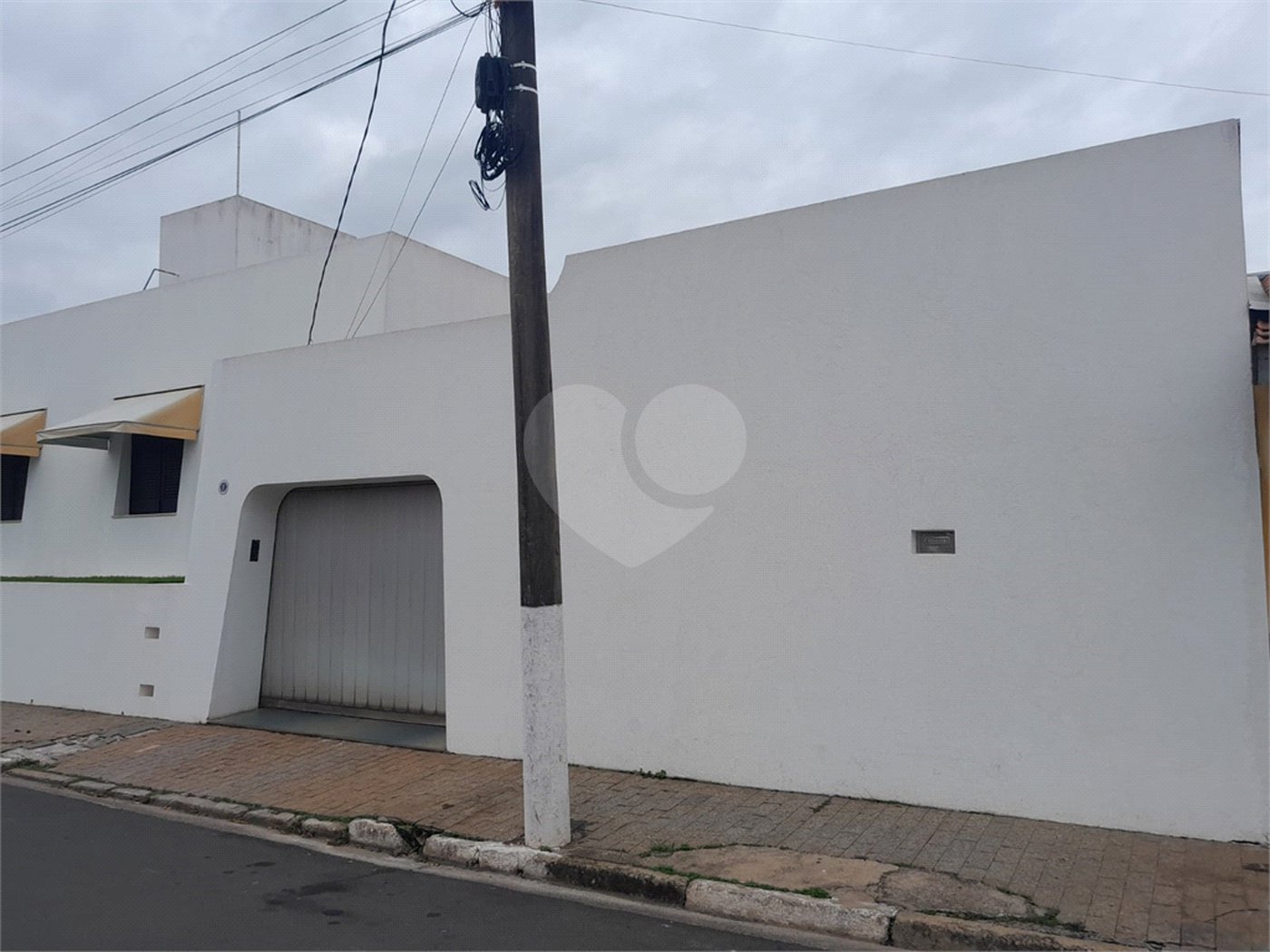 Linda casa para venda / Locação em bairro nobre