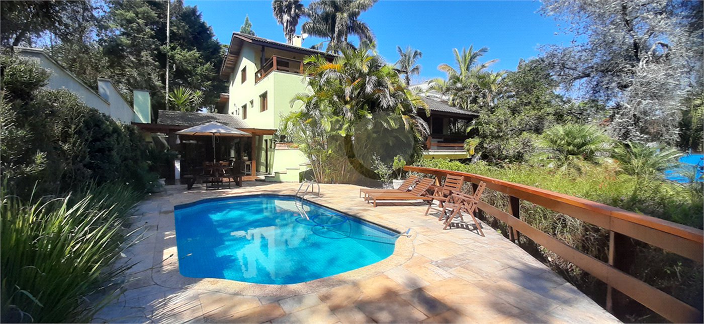 Casa à venda com 4 quartos, sendo 3 suítes, no condomínio Sausalito, Mairiporã - SP