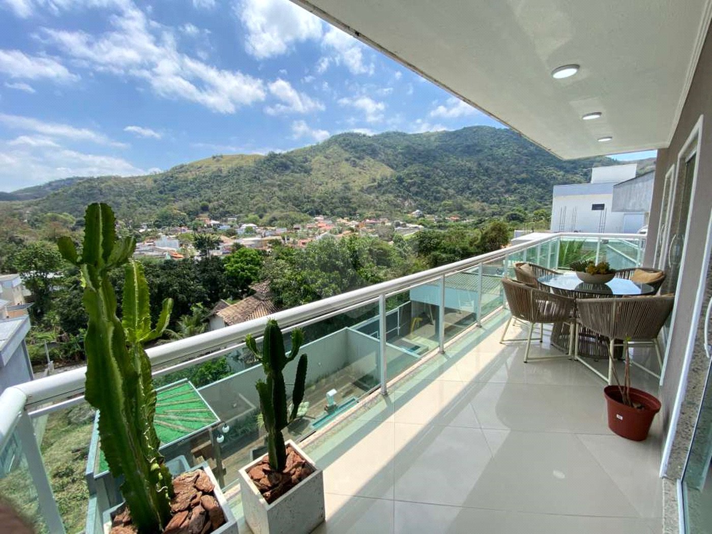 Casa à venda com 5 quartos, sendo 4 suítes, no condomínio Mansões da Prata, Rio de Janeiro - RJ