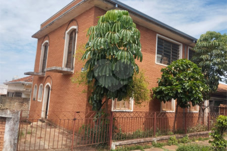 Sobrado à venda com 4 quartos, sendo 1 suíte,  em Vila Xavier (vila Xavier), Araraquara, SP