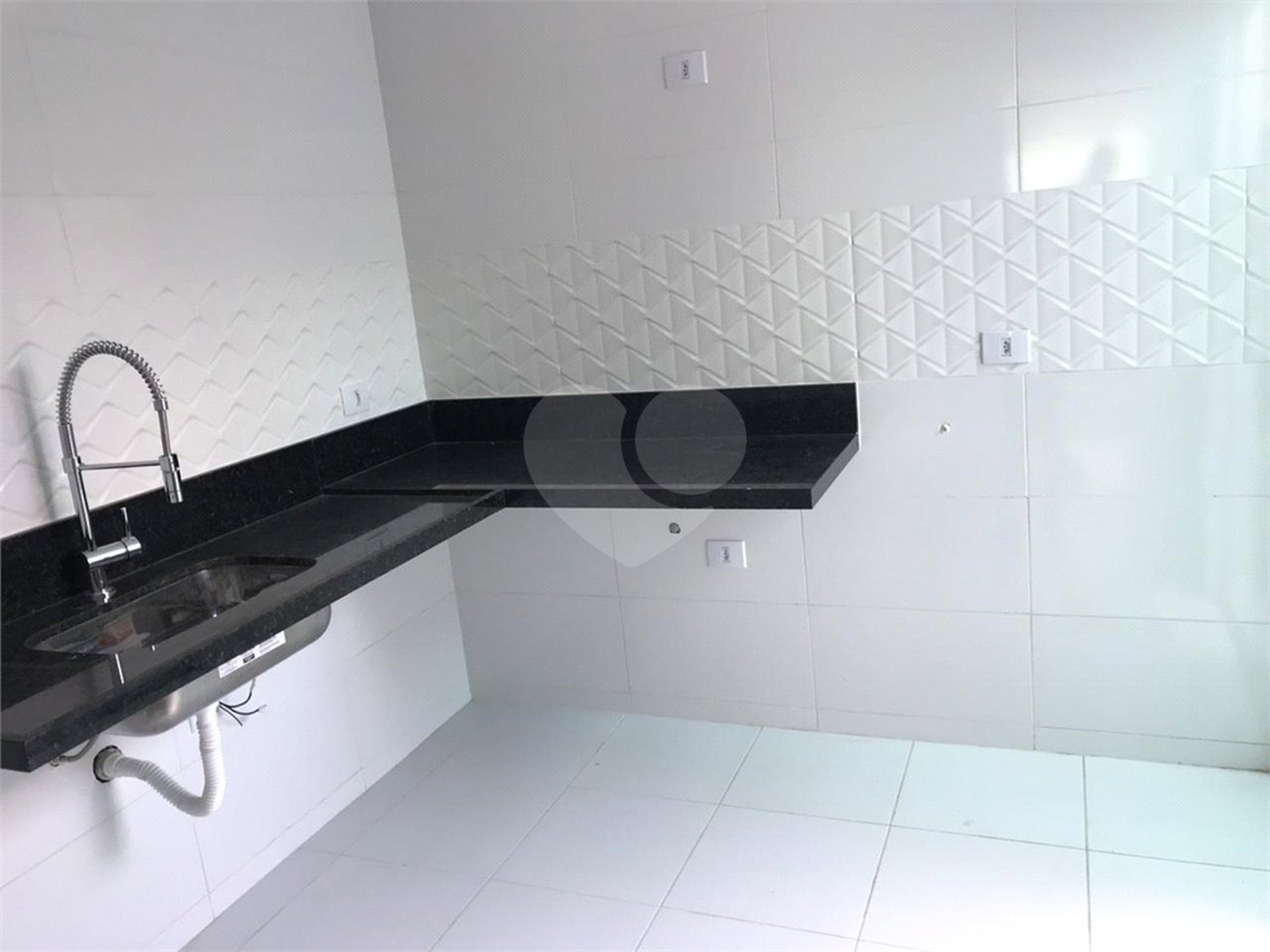 Casa à venda com 3 quartos, sendo 1 suíte, no condomínio Parque Vitória, São Paulo - SP