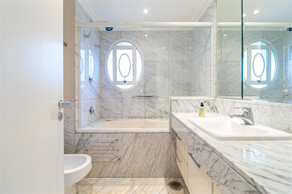Apartamento à venda com 5 suítes em Moema, São Paulo, SP