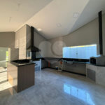 Casa alto padrão condomínio fechado em Atibaia com 4 suítes e ampla área de lazer, espaço gourmet, piscina, 6 vagas garagem