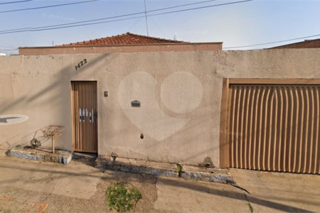 Casa térrea com piscina e 3 quartos.