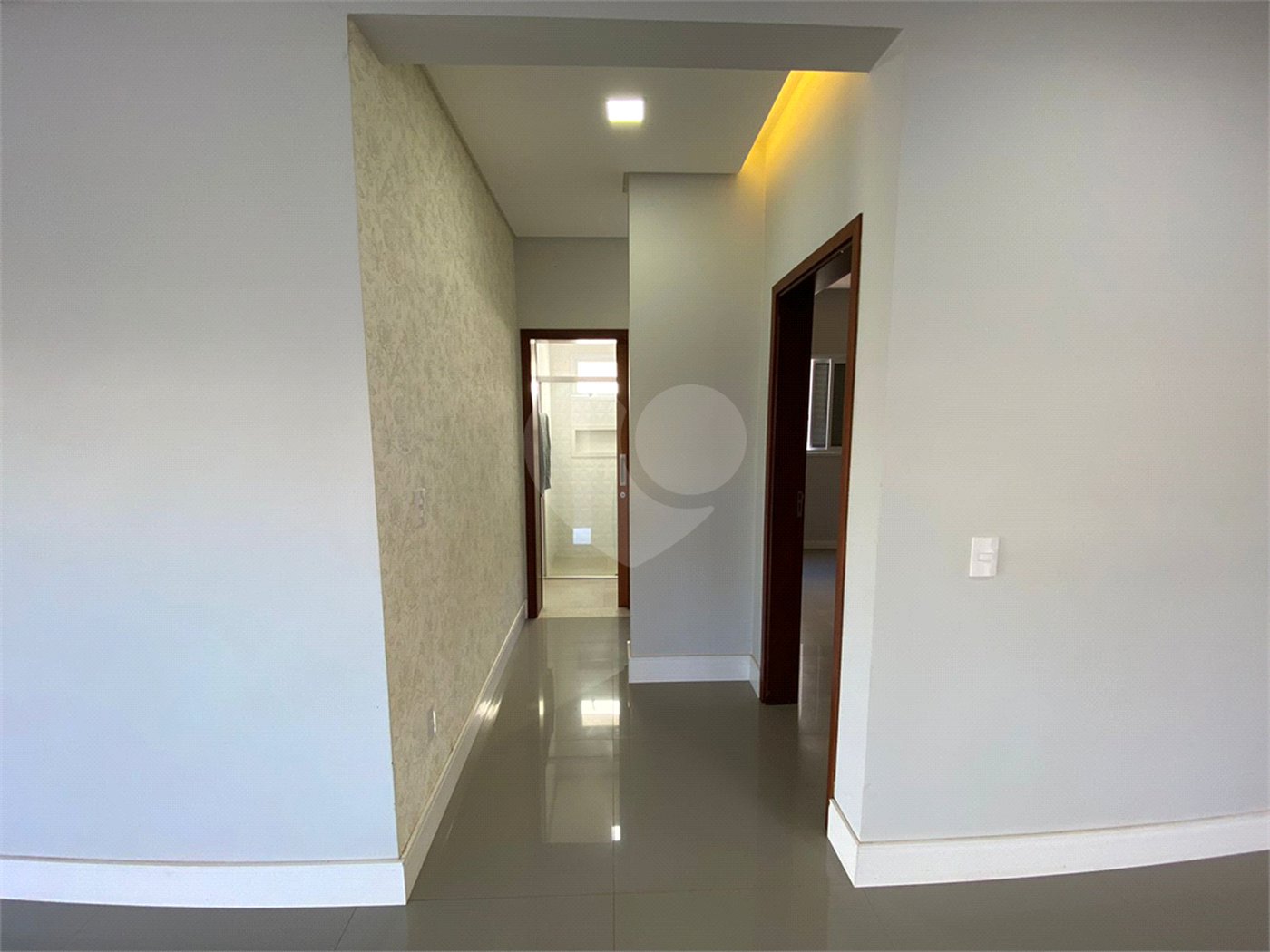 Casa com alto padrão de acabamento para venda no Condomínio Montreal.