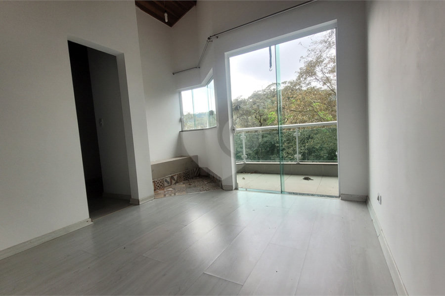 Casa à venda com 4 quartos, sendo 1 suíte, no condomínio Parque Suiça, Caieiras - SP