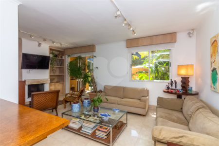 Casa à venda com 4 quartos, sendo 2 suítes, em Alto da Boa Vista, São Paulo, SP