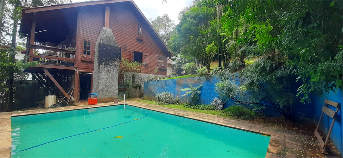 Casa à venda com 4 quartos, sendo 2 suítes, no condomínio Associação Reserva das Hortênsias, Mairiporã - SP