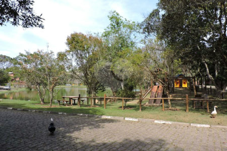 Casa à venda com 4 quartos, sendo 2 suítes,  no condomínio Granja Vianna II, Cotia - SP