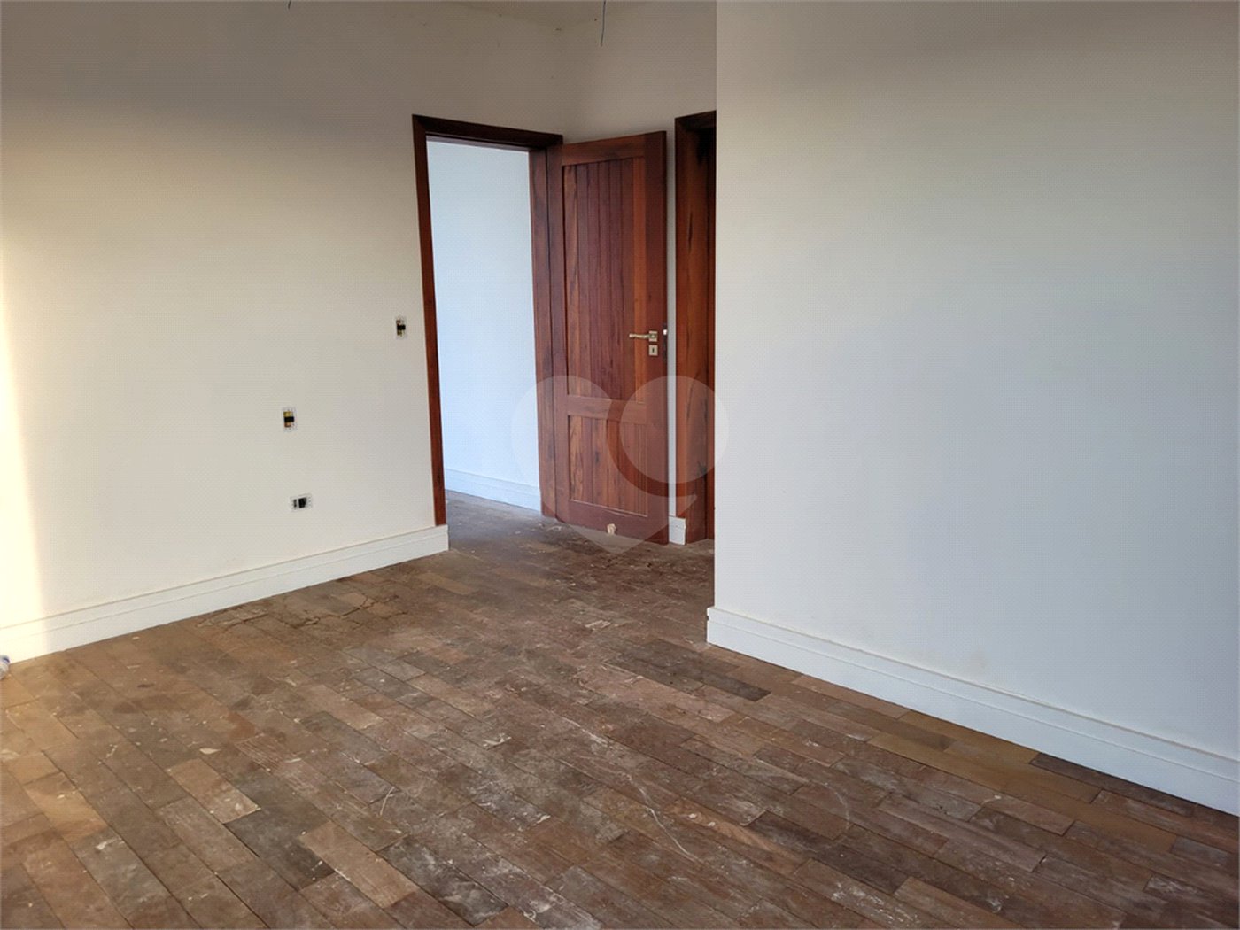 Casa à venda com 6 quartos, sendo 4 suítes, no condomínio Suíça da Cantareira, Mairiporã - SP