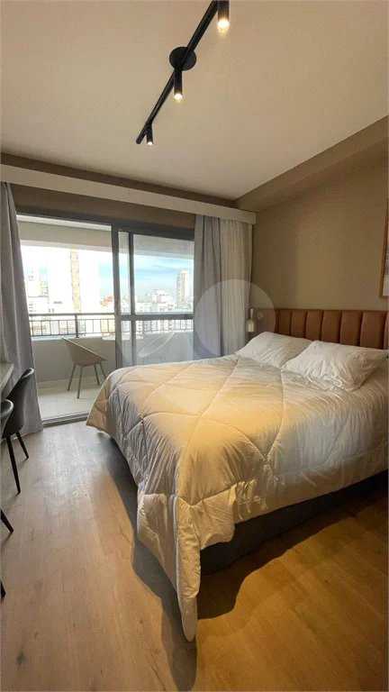 Apartamento mobiliado no Planalto Paulista com 1 dormitório e varanda.