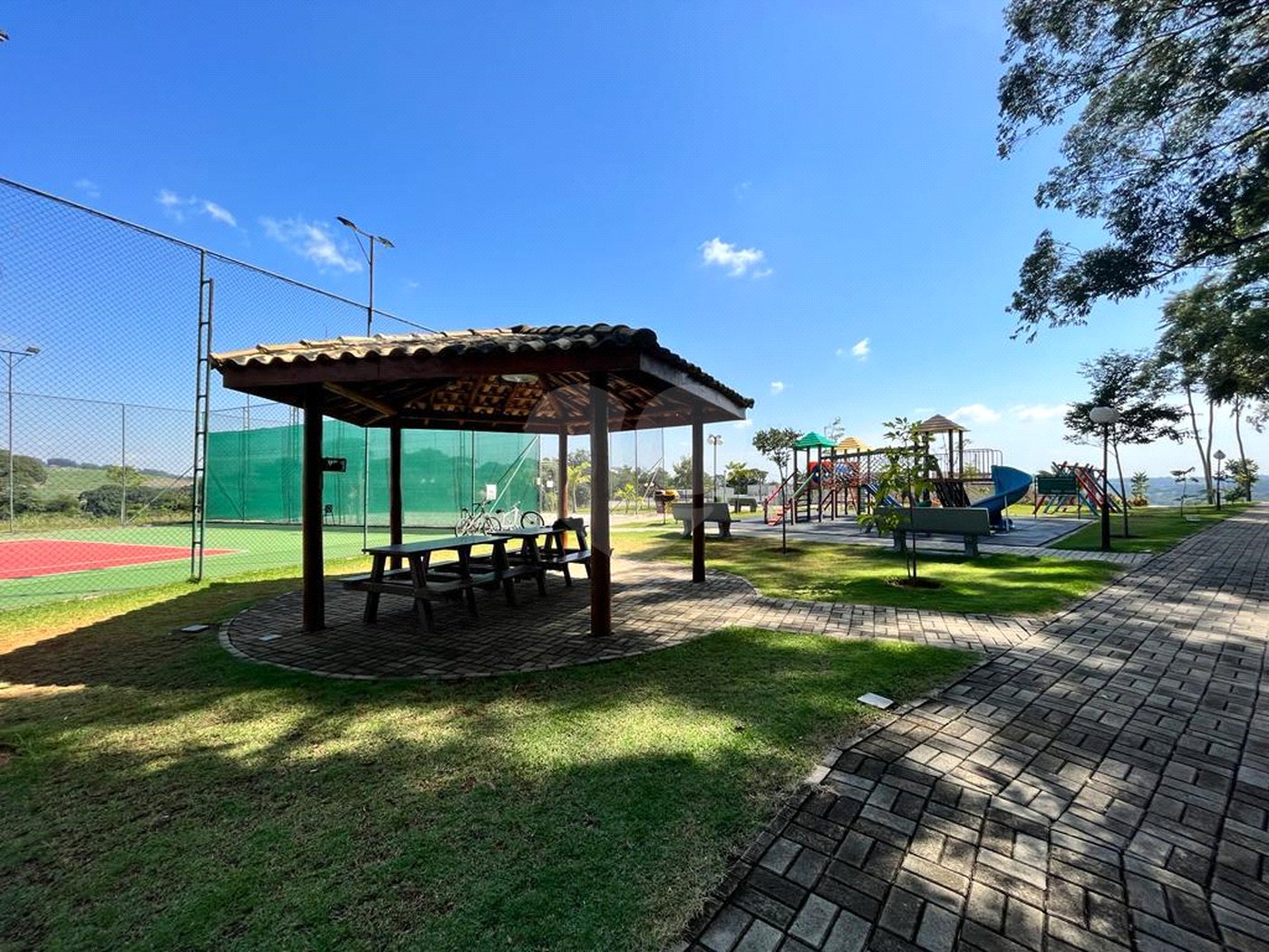 Casa à venda com 5 quartos, sendo 3 suítes, no condomínio Santa Teresa 1, Vinhedo - SP
