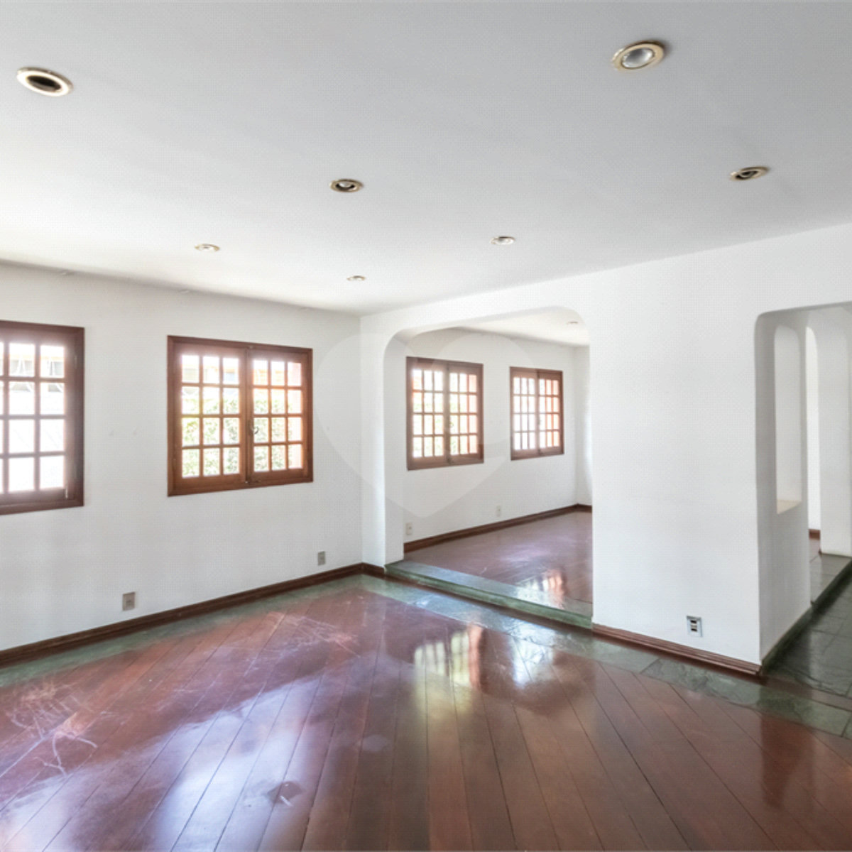 Sobrado à venda com 5 quartos, sendo 3 suítes, em Alto da Boa Vista, São Paulo, SP