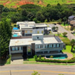 Casa à venda com 4 suítes no condomínio Figueira Garden, Atibaia - SP