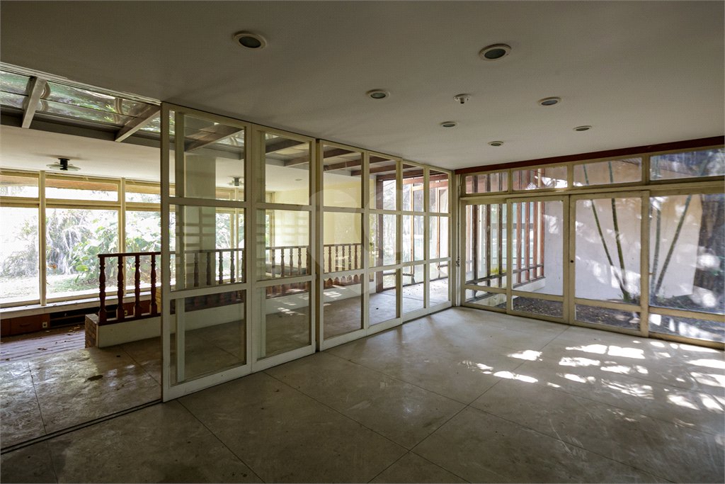 Casa à venda com 5 quartos, sendo 3 suítes, no condomínio Chácara Flora, São Paulo - SP