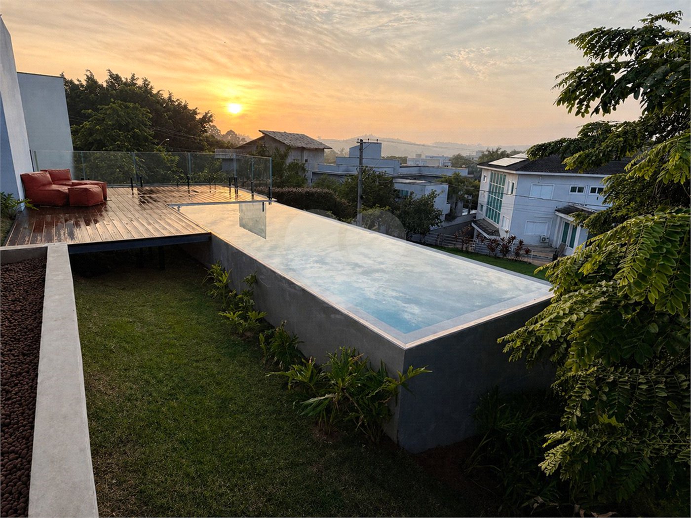 Casa à venda com 4 quartos, sendo 3 suítes,  no condomínio Terras de Santa Teresa, Itupeva - SP
