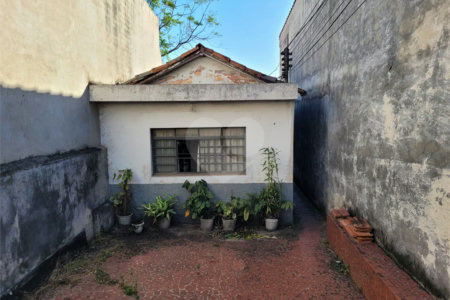 Casa na região do alto da Mooca com 242m² de área total.