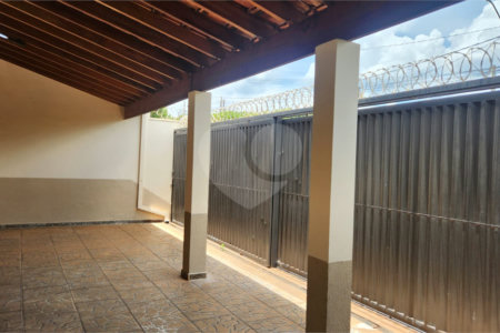 Casa à venda com 4 quartos, sendo 1 suíte, em Jardim Roberto Selmi Dei, Araraquara, SP