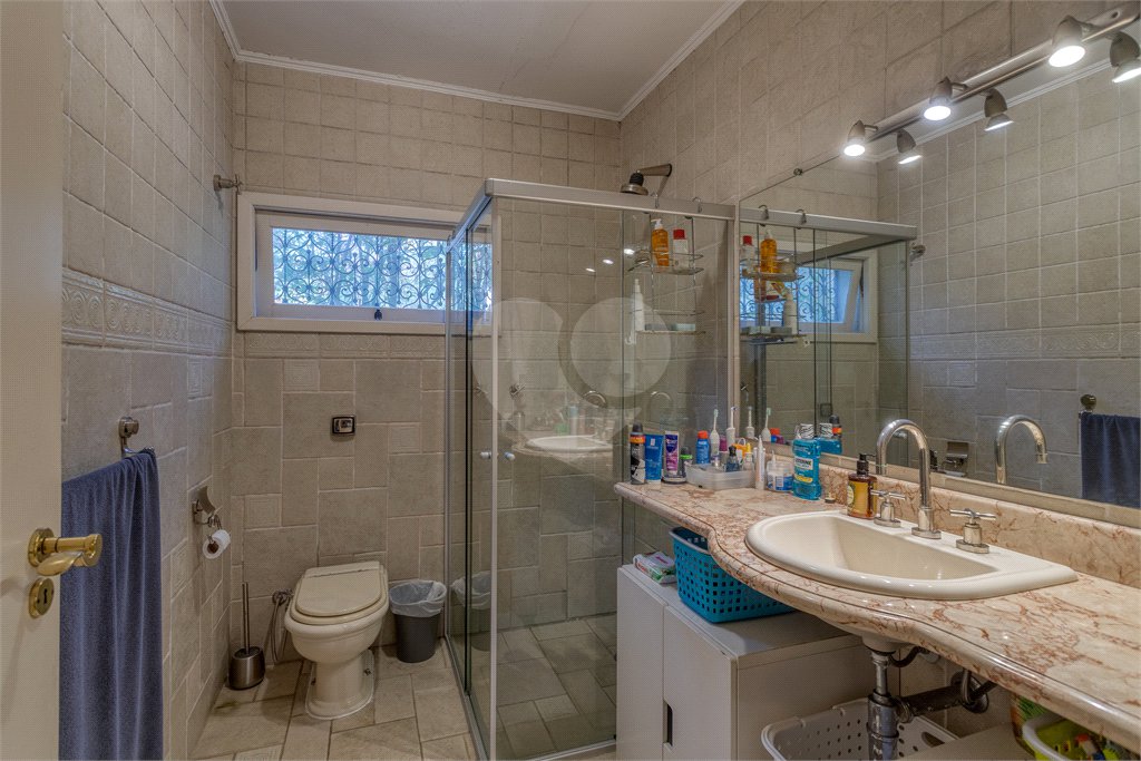 Casa à venda com 6 quartos, sendo 2 suítes, no condomínio Chácara Flora, São Paulo - SP
