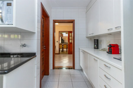 Casa à venda com 5 quartos, sendo 3 suítes, no condomínio Residencial Morumbi, São Paulo - SP