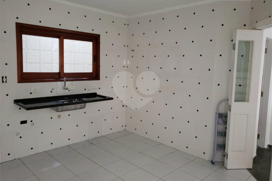 Casa à venda com 3 quartos, sendo 1 suíte, no condomínio Morada dos Pássaros, São Paulo - SP