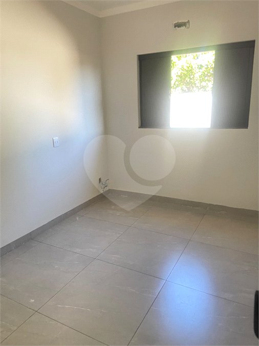 Casa à venda com 3 quartos, sendo 1 suíte, no condomínio Residencial Alto da Boa Vista, Araraquara - SP