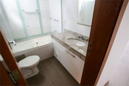 Casa à venda com 4 quartos, sendo 3 suítes, no condomínio Lícia de Alvarenga, Rio de Janeiro - RJ