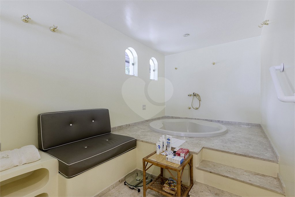 Casa à venda com 4 quartos, sendo 3 suítes, em Cidade Jardim, São Paulo, SP