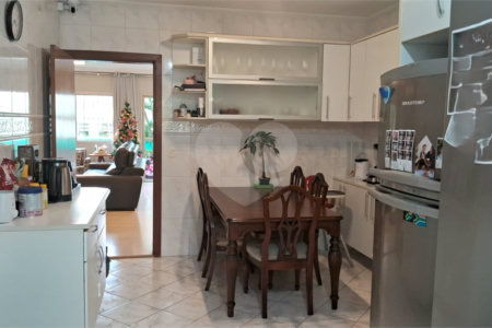 Apartamento a venda na Aclimação com 4 dormitórios e 2 vagas.