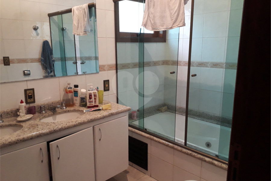 Mansão em condomínio, com 6 suites, e vagas para 15 autos....
