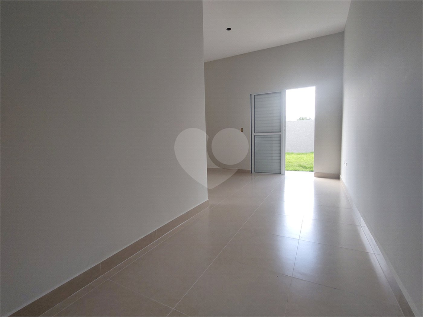 Casa térrea em Atibaia com 3 suítes, sala 2 ambientes, 2 vagas garagem, excelente localização, pronta para morar