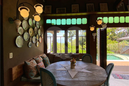 Casa à venda com 4 quartos, sendo 3 suítes, em Campinho, Porto Seguro, BA