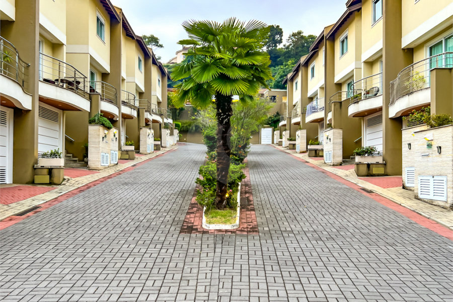 Casa à venda com 4 quartos, sendo 2 suítes,  no condomínio Floradas da Serra, São Paulo - SP