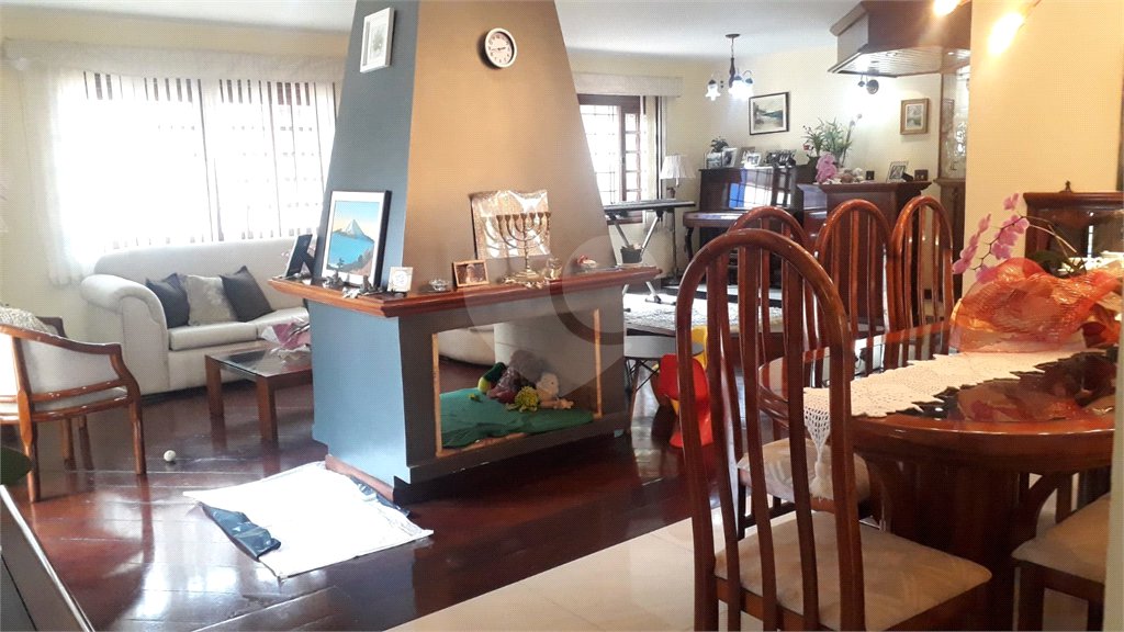 Casa à venda com 5 quartos, sendo 3 suítes,  em Vila Oliveira, Mogi das Cruzes, SP