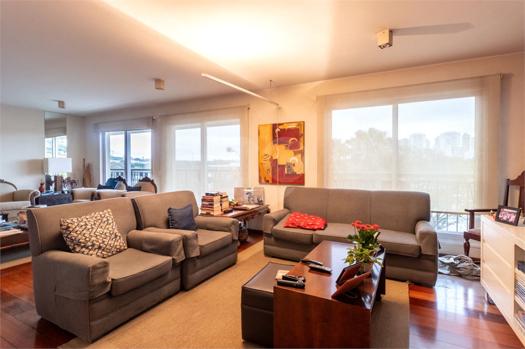 Apartamento à venda com 4 quartos, sendo 2 suítes,  em Alto de Pinheiros, São Paulo, SP