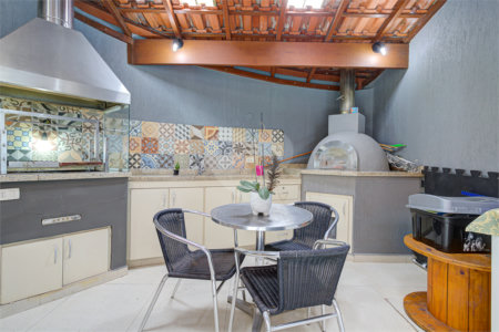 Casa à venda com 4 quartos, sendo 2 suítes, no condomínio Vila dos Ipês, São Paulo - SP