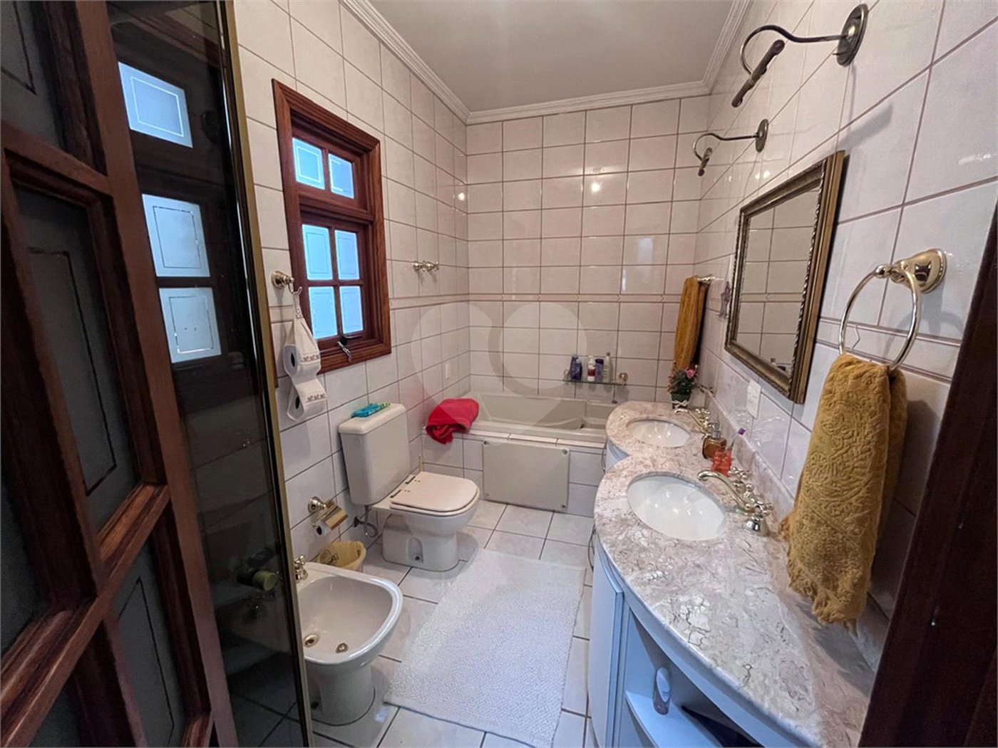 Casa à venda com 4 quartos, sendo 2 suítes, no condomínio Jornalista Américo Ariza, São Paulo - SP